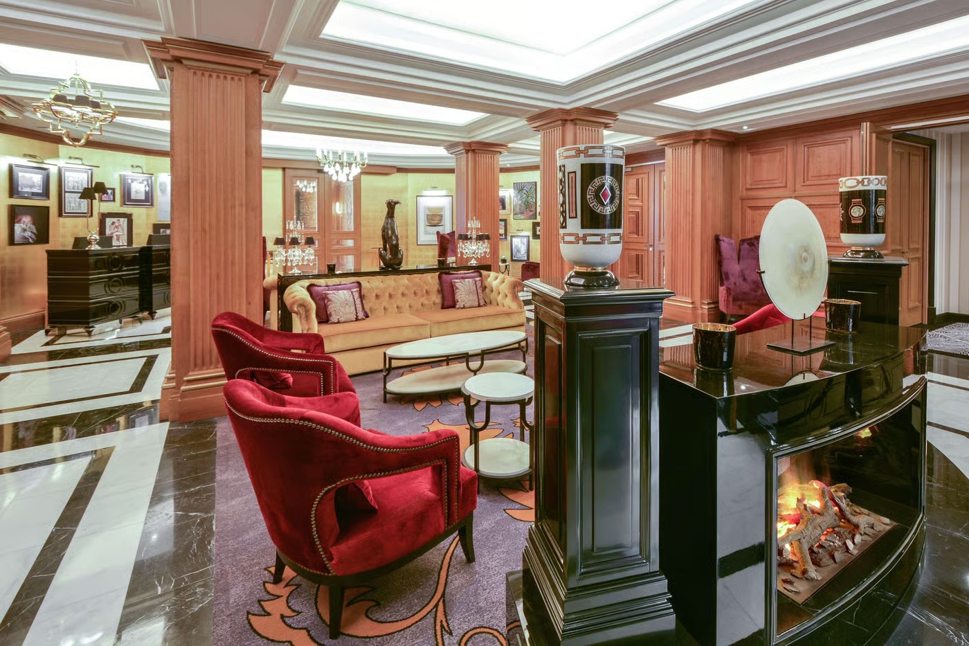 Abendatmosphäre im elegant gestalteten Interieur der Räumlichkeiten